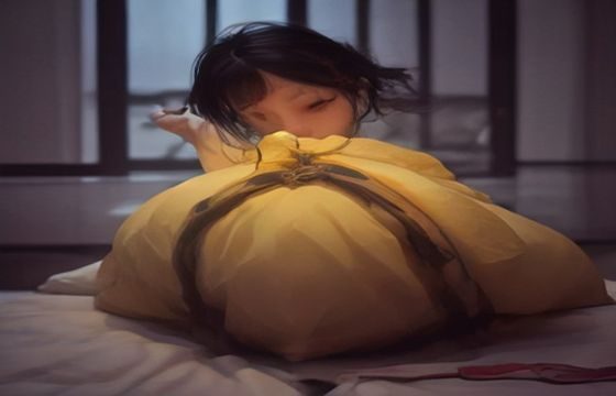 一位男性在安静的书房中阅读职场发展相关资讯，桌上放着笔记本和咖啡，通过男人天堂的职场分类获得清晰的职业规划思路，氛围沉稳专注